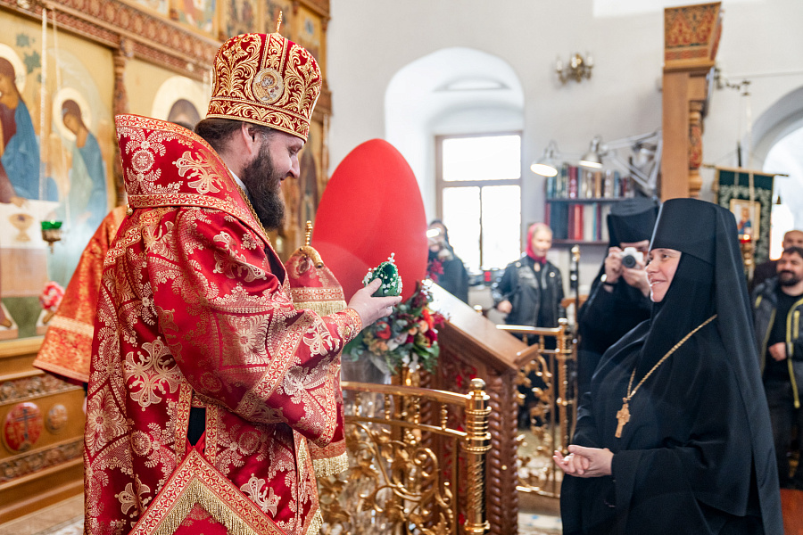 Божественная литургия в Свято-Троицком Белопесоцком женском монастыре города Ступино